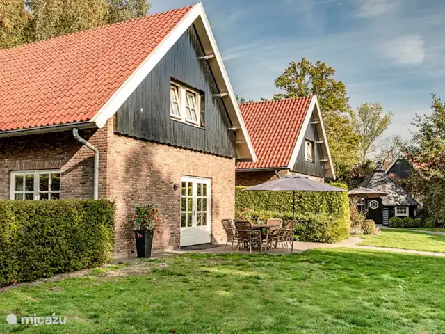 Arcoíris que incluye kota finlandesa en Países Bajos, Overijssel, Losser - casa vacacional Dos casas de vacaciones ubicadas una al lado de la otra