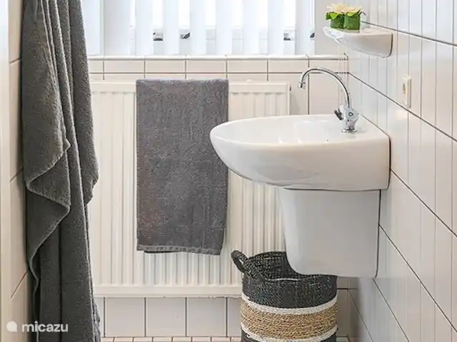 Arcoíris que incluye kota finlandesa en Países Bajos, Overijssel, Losser - casa vacacional Baño