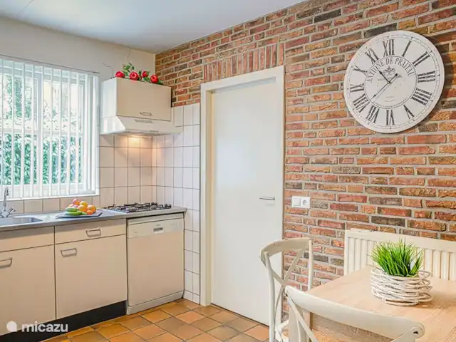 Arcoíris que incluye kota finlandesa en Países Bajos, Overijssel, Losser - casa vacacional Cocina con todo lo necesario