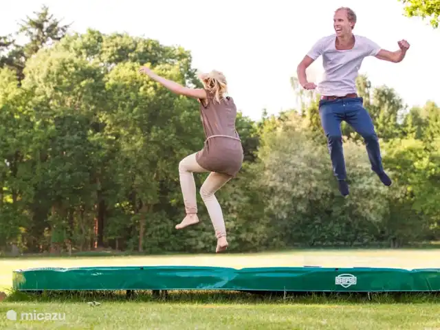 Arcoíris que incluye kota finlandesa en Países Bajos, Overijssel, Losser - casa vacacional Hay un trampolín en el sitio.
