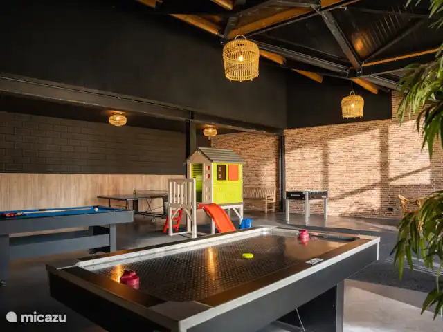 Arcoíris que incluye kota finlandesa en Países Bajos, Overijssel, Losser - casa vacacional área de juegos interior compartida