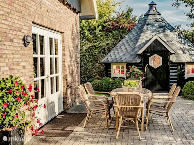 Arcoíris que incluye kota finlandesa en Países Bajos, Overijssel, Losser - casa vacacional Terraza con kota finlandesa