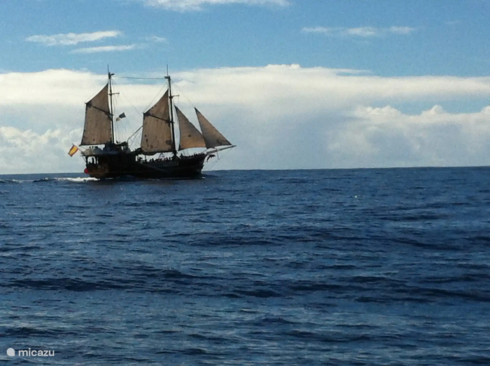 Heute Morgen kann man auf der Terrasse die Boote vorbeifahren sehen