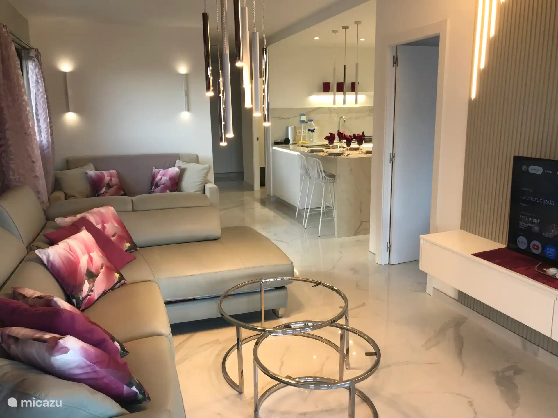 Sitzecke mit TV und bequemem Sofa mit Chaise Longueville 
Ferienwohnung 103