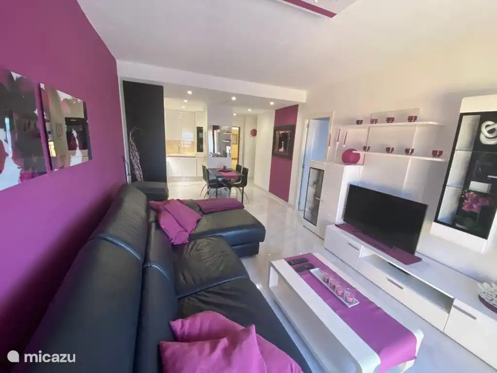 Wohnzimmer und Blick in die Küche
Wohnung 102