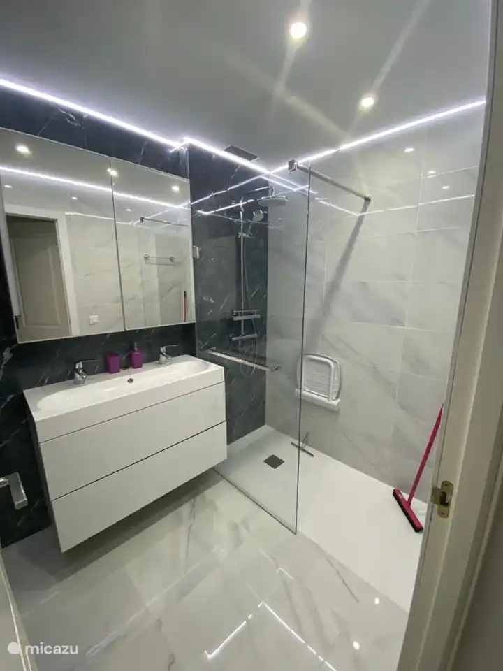 Badezimmer mit ebenerdiger Dusche
Wohnung 102