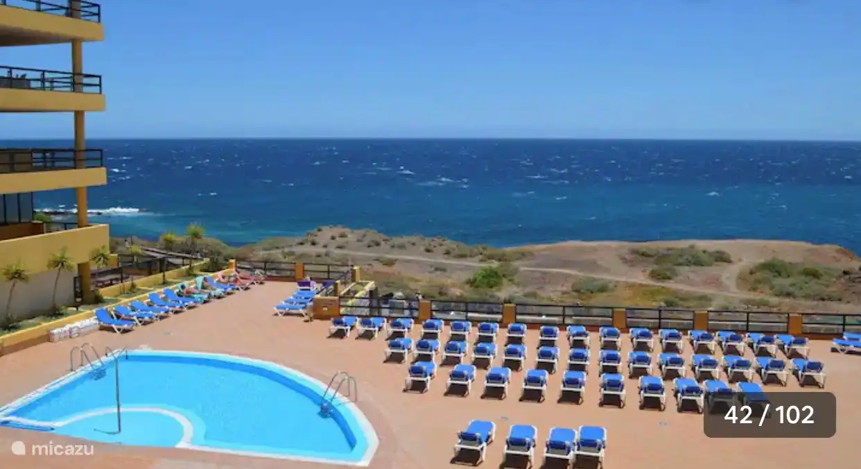 Gemeinschaftspool mit Sonnenliegen