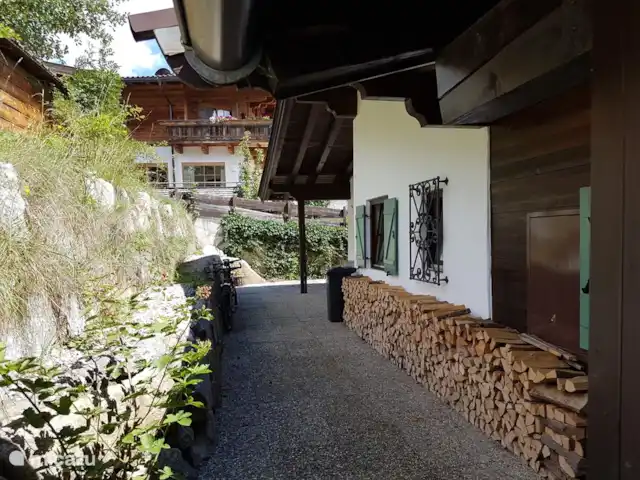 Maison Olthof | Autriche, Tyrol, Ellmau - chalet ...avec le stock de bois, la cheminée peut être allumée et il est confortable et chaleureux à l'intérieur...