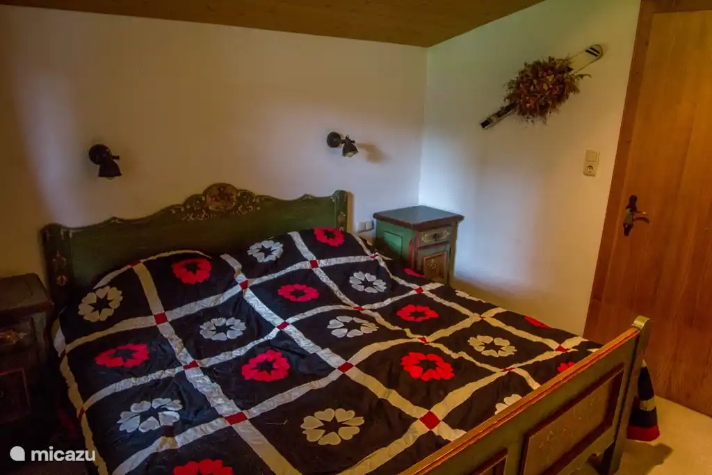 2e slaapkamer in Tiroler stijl met 2 persoons bed