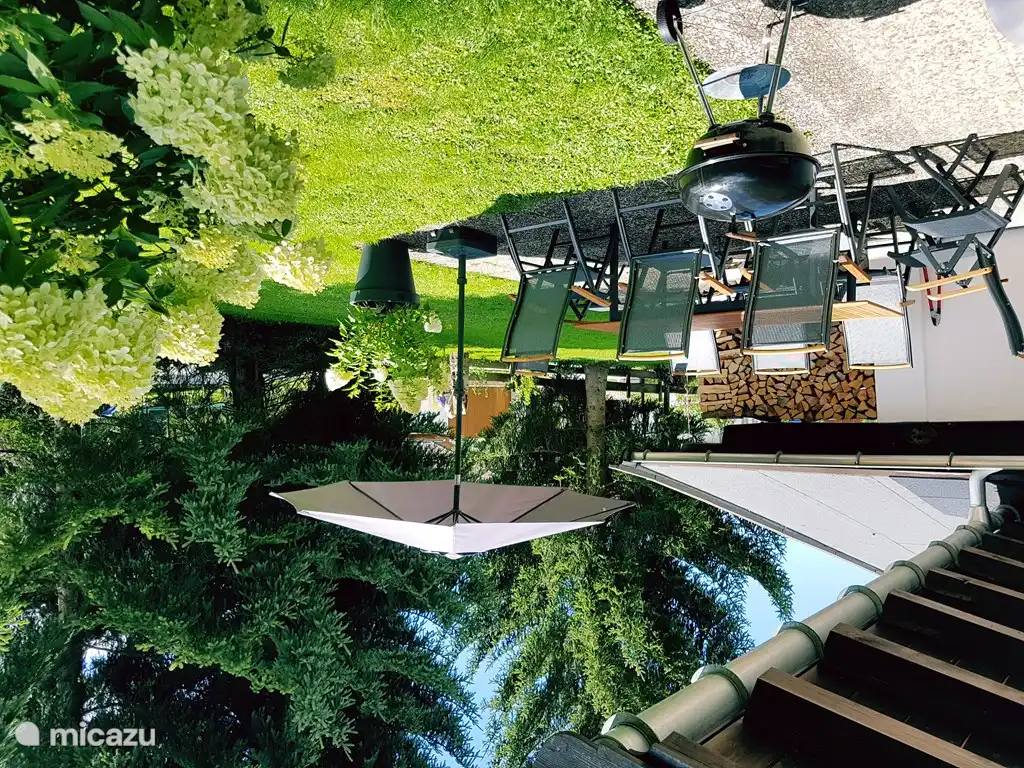 het ruime terras met barbeque