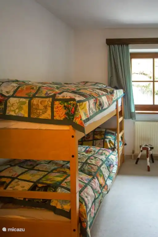 ...3e slaapkamer met stapelbed en kinderbedje...