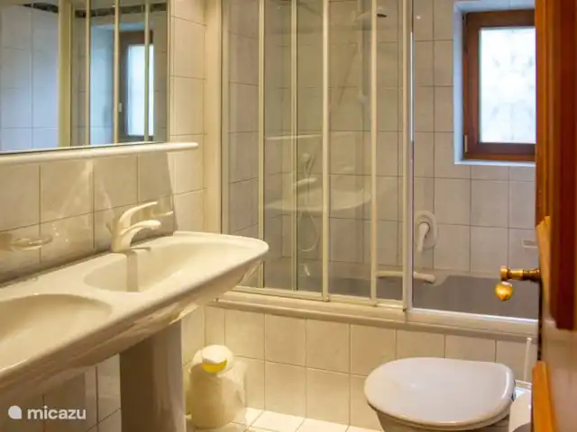 Maison Olthof | Autriche, Tyrol, Ellmau - chalet ...la deuxième salle de bain avec baignoire, douche, WC et double vasque...