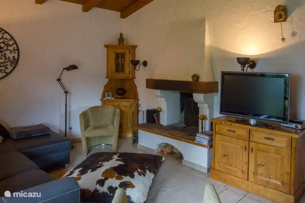 ...de woonkamer met grote openhaard, satelliet-tv en dvd-stereo set...