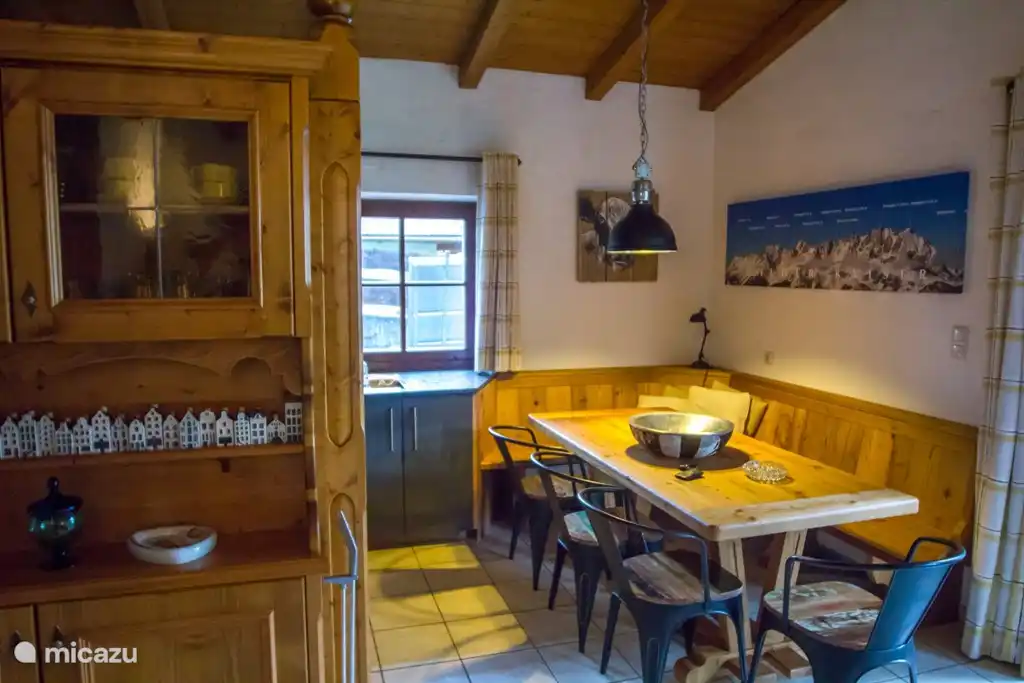 de gezellige Oostenrijkse hoekbank grenzend aan de open keuken