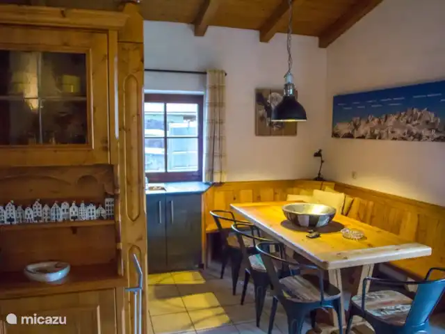 Maison Olthof | Autriche, Tyrol, Ellmau - chalet le confortable canapé d'angle autrichien adjacent à la cuisine ouverte