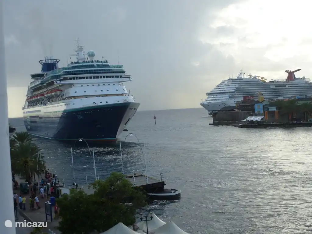 zicht op de megapier vanaf het balkon