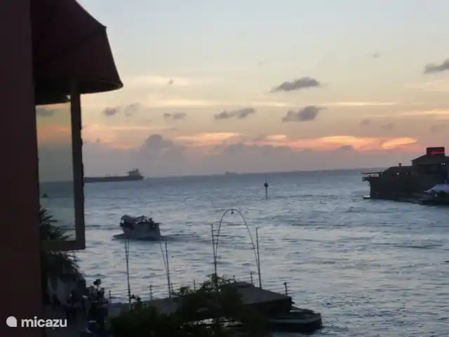 Location de Vacances Curaçao, Curaçao-Centre, Willemstad, appartement - Appartement Pontjesbrug Curaçao coucher de soleil depuis le balcon appartement 2