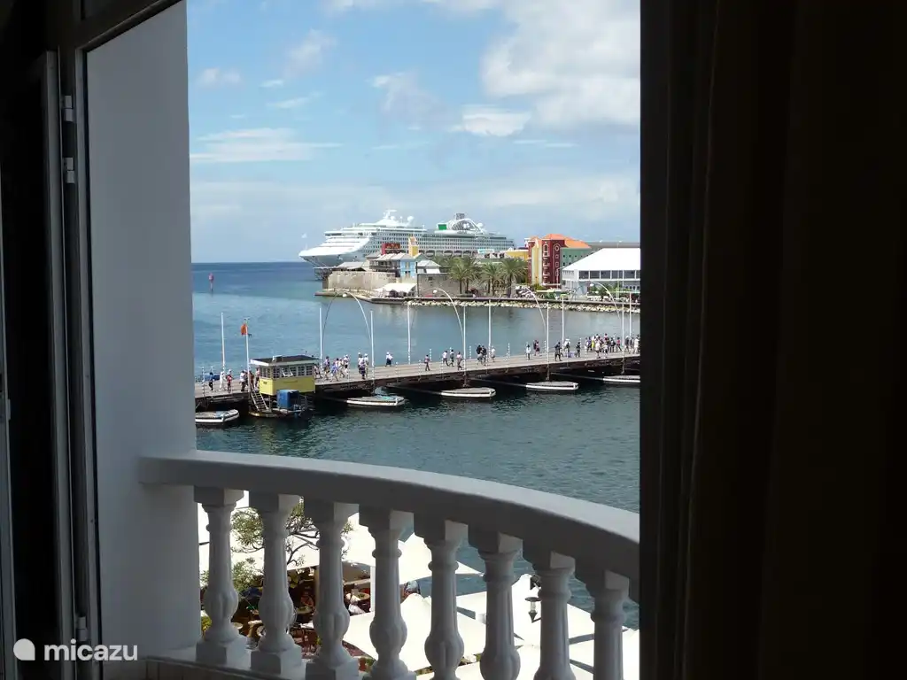 uitzicht vanuit de openslaande pui in de woonkamer op de pontjesbrug haven en zee. De andere kant geeft zicht op de haven en Julianabrug. 