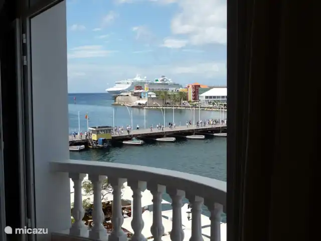 Location de Vacances Curaçao, Curaçao-Centre, Willemstad, appartement - Appartement Pontjesbrug Curaçao vue de la porte-patio du salon sur le pont flottant port et mer. L'autre côté offre une vue sur le port et le pont Juliana.