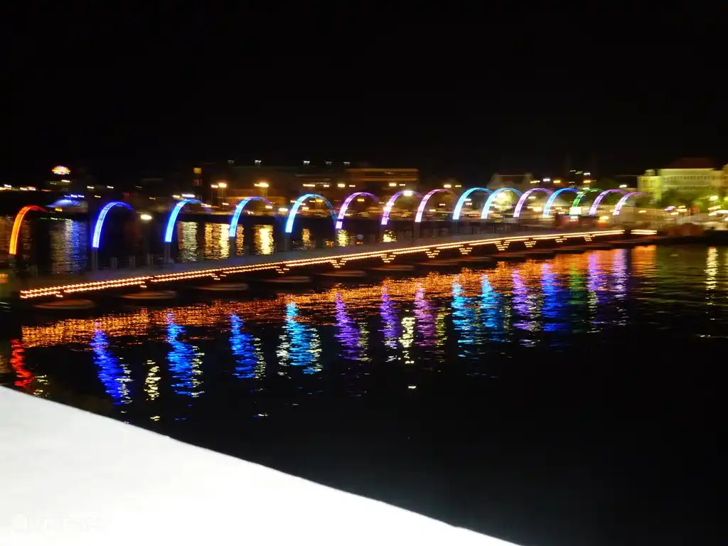 pontjesbrug bij avond