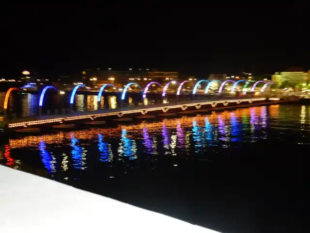 Location de Vacances Curaçao, Curaçao-Centre, Willemstad, appartement - Appartement Pontjesbrug Curaçao pont flottant la nuit