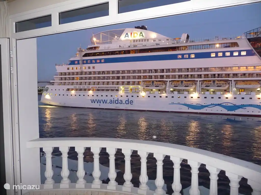 Bijna dagelijks cruiseschepen voor de deur. Soms wel 3, een adembenemend gezicht. Als u bedenkt dat het appartement op de 3e etage is gelegen, is het niet te bevatten hoe groot zo'n cruiseschip is. 