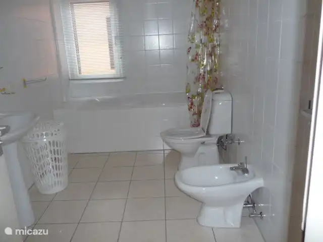 Location de Vacances Curaçao, Curaçao-Centre, Willemstad, appartement - Appartement Pontjesbrug Curaçao 2ème salle de bain avec baignoire, douche, double vasque, bidet et WC.