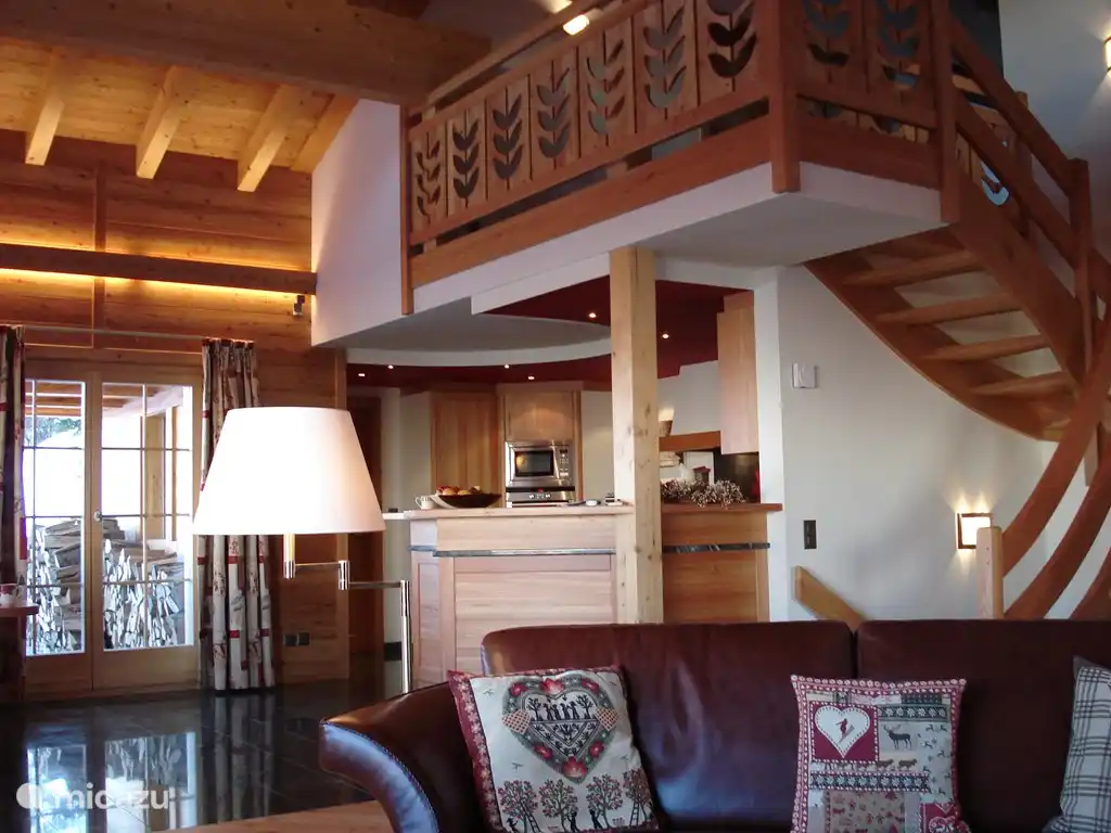 Von der Sitzecke, Blick in die Küche und durch das Fenster auf das Holz auf Lager.