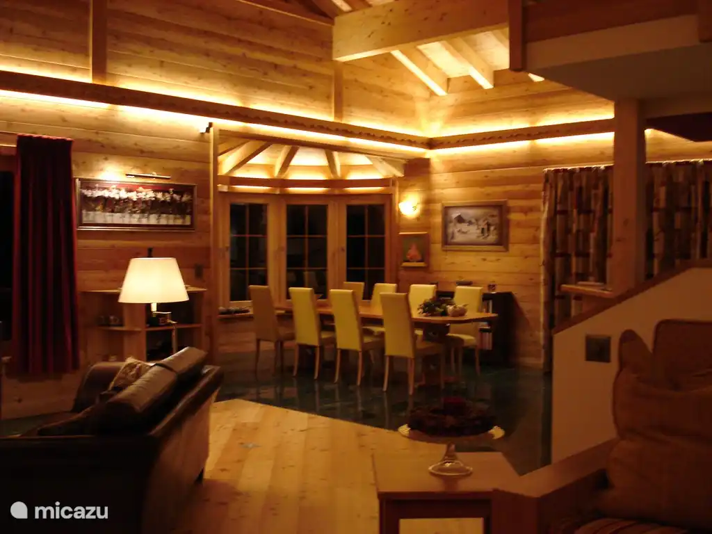 Auch am Abend ist es gemütlich, mit dimmbaren Licht.