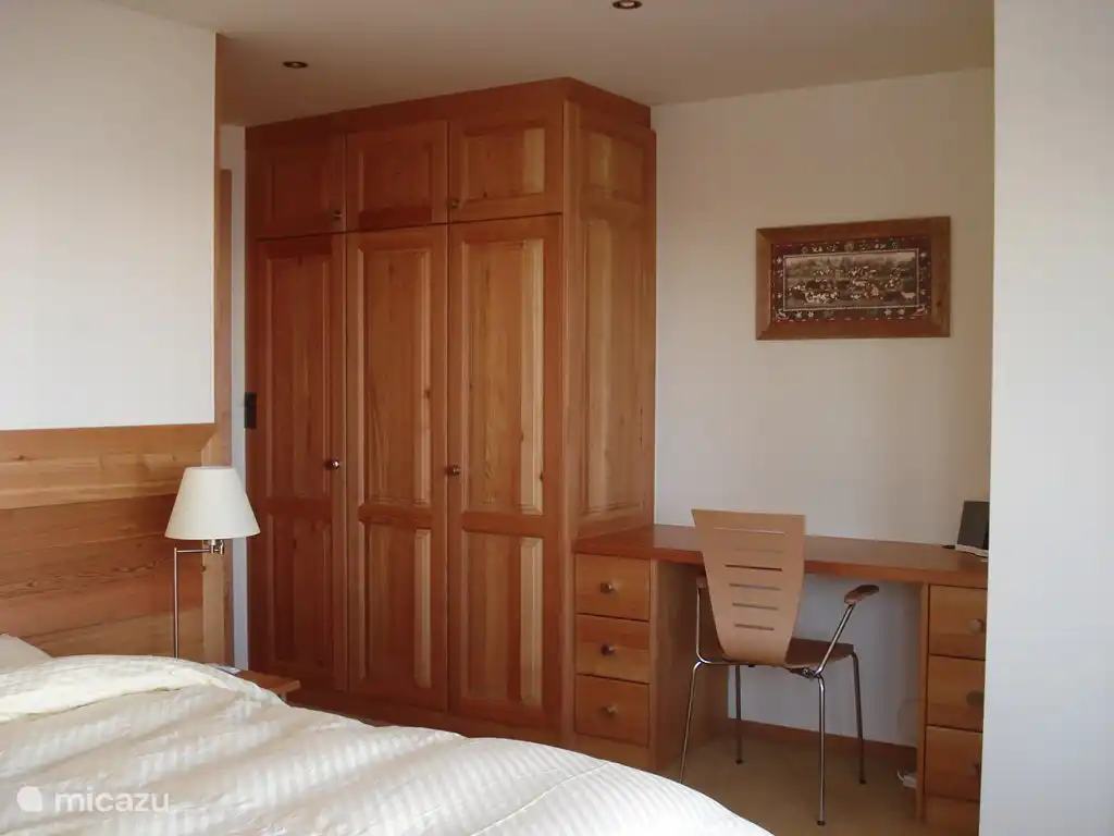 Alle Zimmer sind im gleichen Stil, mit viel Stauraum und ein eigenes Bad.