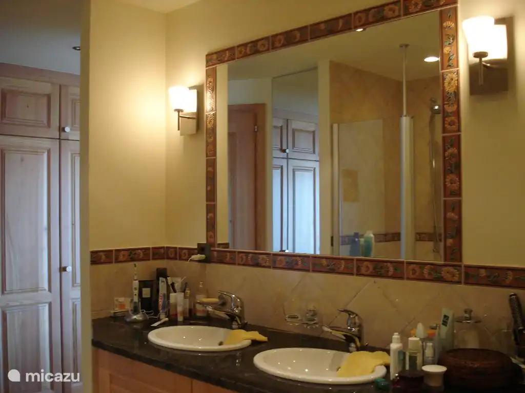 Ein Beispiel für ein Badezimmer. Jedes Bad hat ein Doppelwaschbecken.