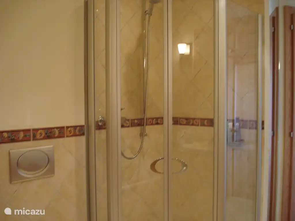 Und eine Massagedusche.