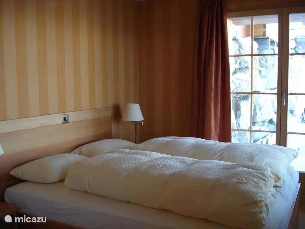 Dies ist, wie die Betten aussehen. Im Schlafzimmer ist ein Doppelbett.