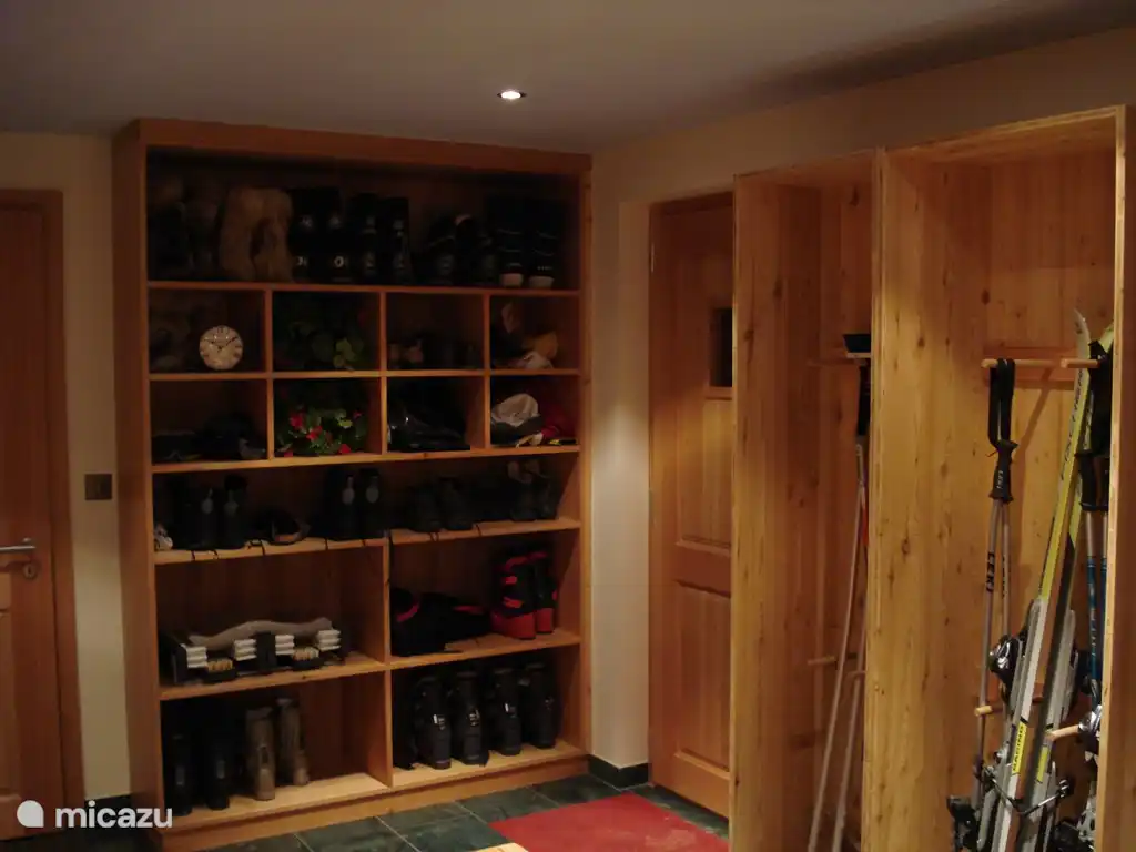 Eine geräumige Skiraum, wo alle Schuhe und Himmel einen Platz zu finden.