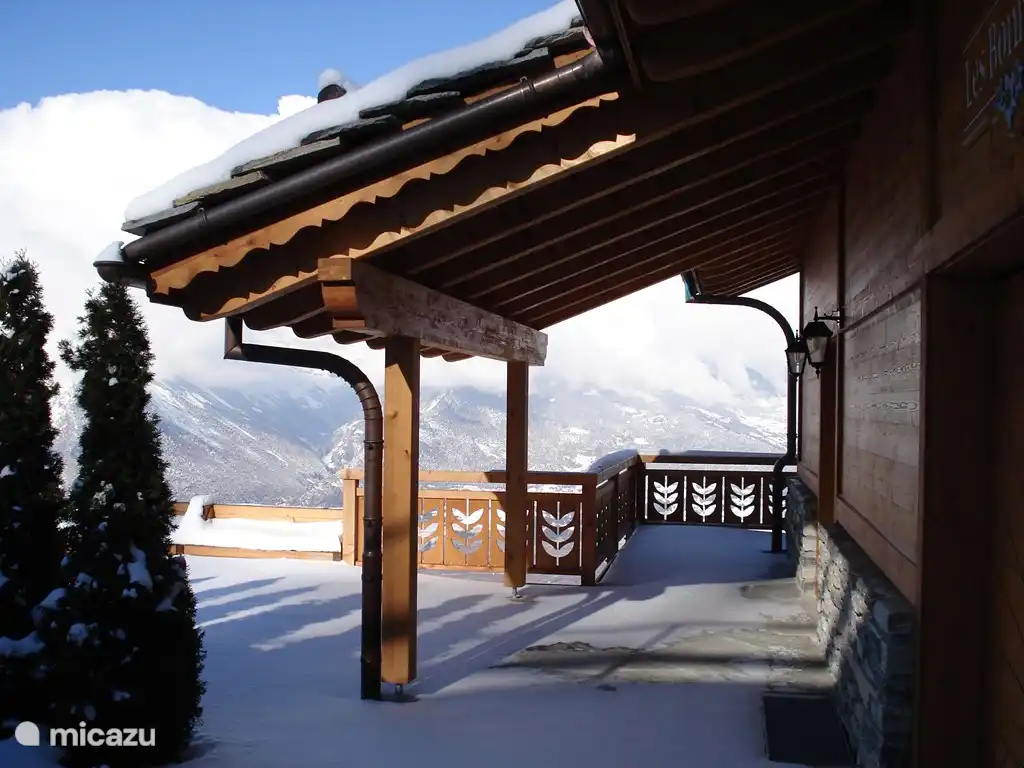 Auf der Westseite des Chalets verfügt über eine Veranda, die frei von Schnee bleibt. Es ist eine Schneefräse. Die Aussicht von der Terrasse ist wunderschön.