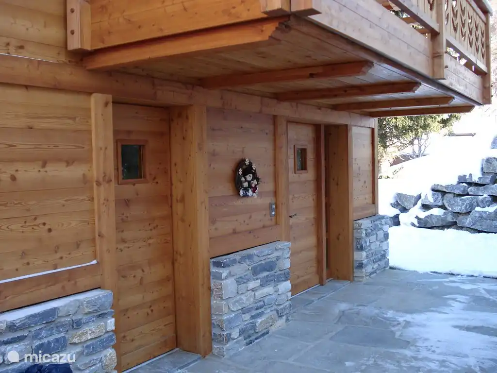 Von der Auffahrt zu Fuß zum Eingang des Chalets.
Die erste Tür gibt Zugang zum Skiraum und die zweite Tür ist die Tür zum Flur. Meist jeder geht durch den Skiraum im Inneren, weil Sie auch tun, Ihre Schuhe.