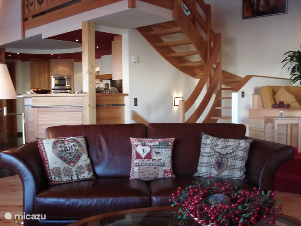 Mit mehreren Personen in der Hütte, kann jeder seinen eigenen Platz zu finden. In der Sitzecke mit TV, an der Bar oder am Tisch. Es gibt so viel Platz, dass man nicht von einander und zur gleichen Zeit ist es für zwei Personen immer noch gemütlich und nicht zu groß leiden.