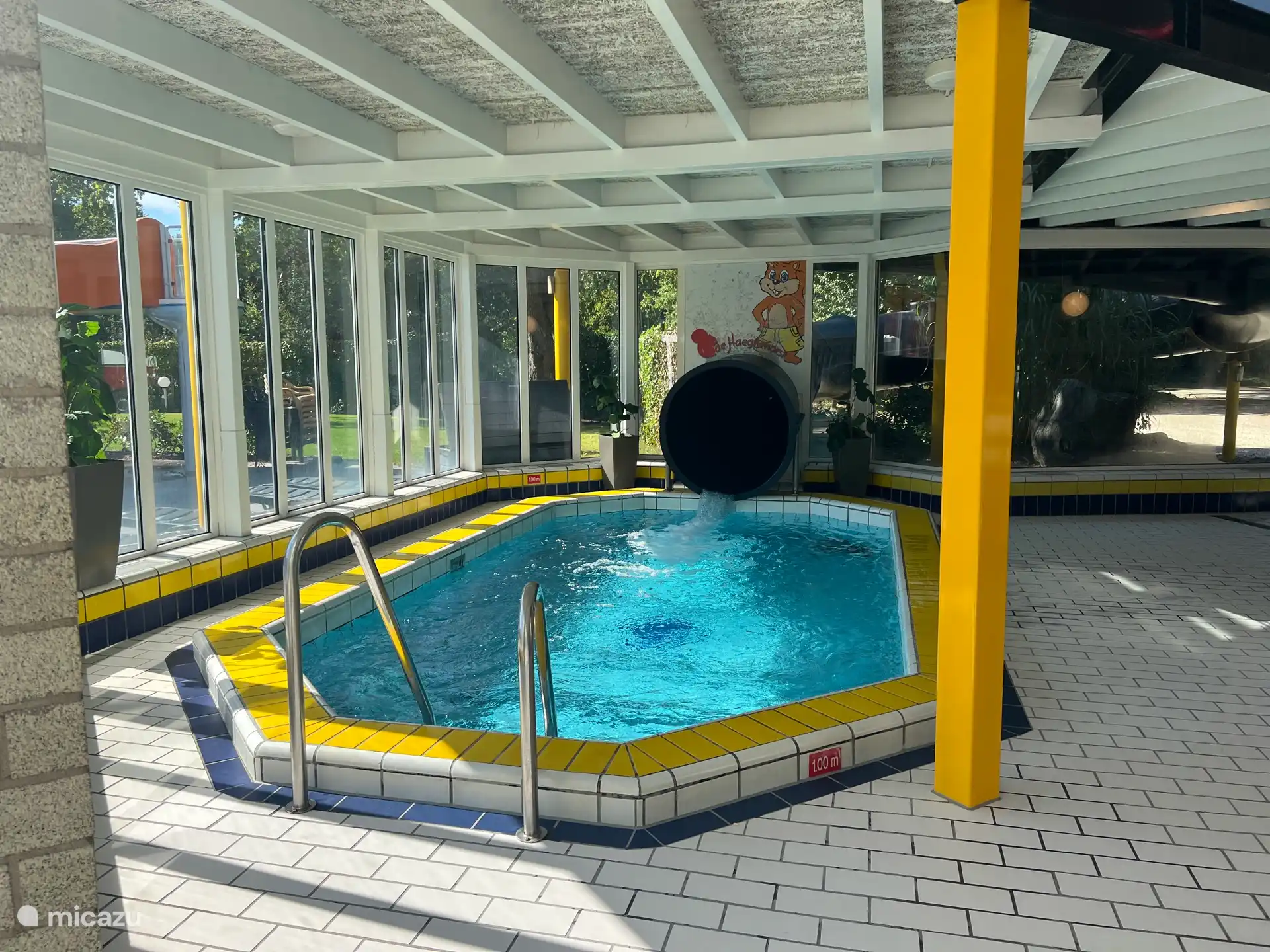 Die Indoor-Rutsche endet in einem separaten Becken.