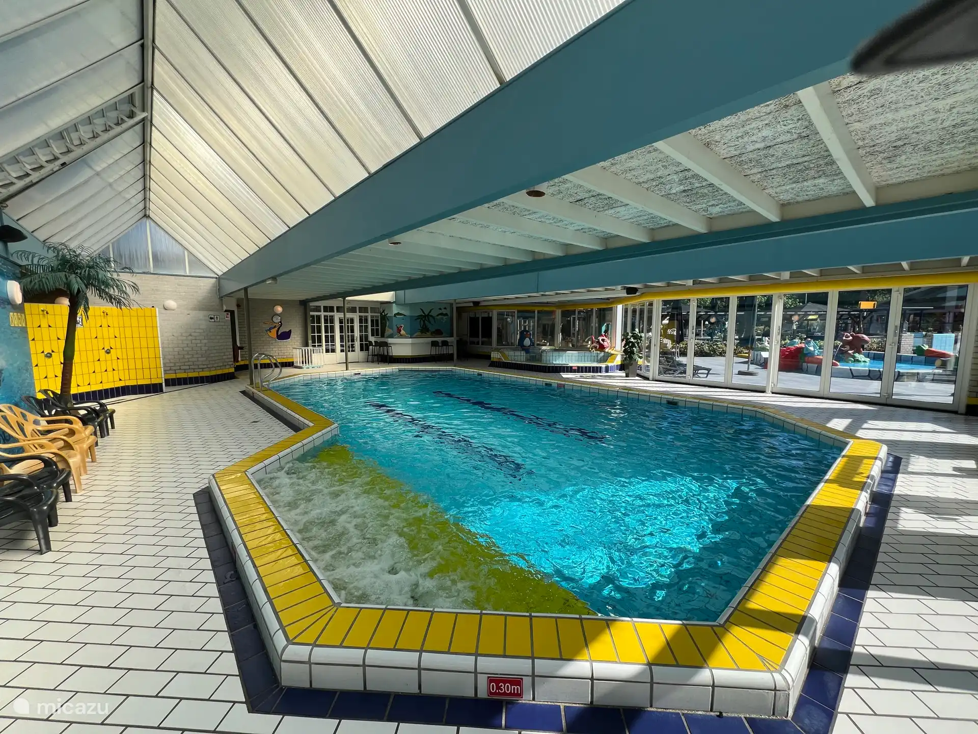 Hallenbad mit Sprudelfläche, herrlich entspannend