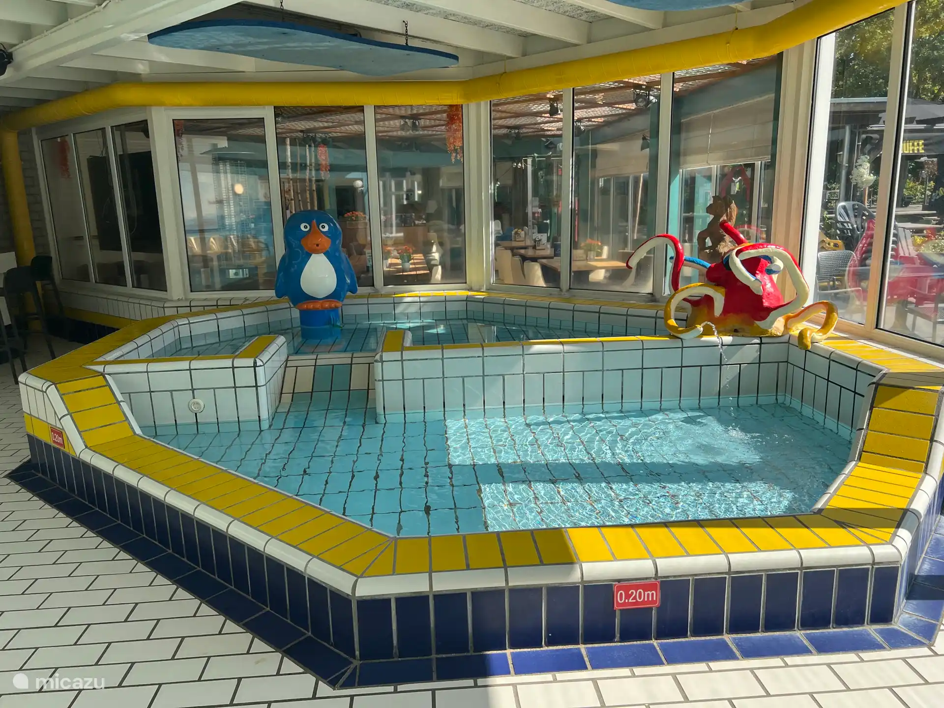 Indoor-Planschbecken, warm und gemütlich.