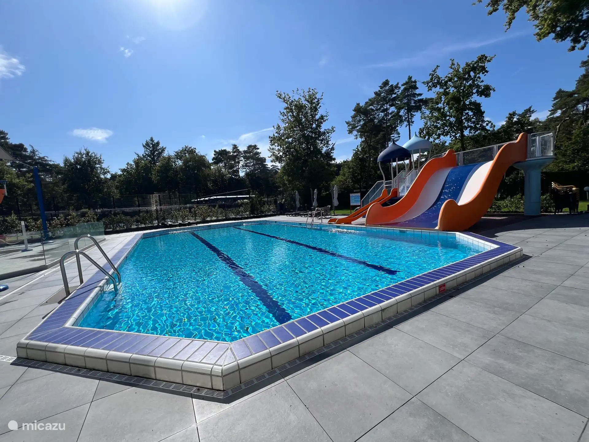 Nehmen Sie die ganze Familie mit auf die Familienrutsche.