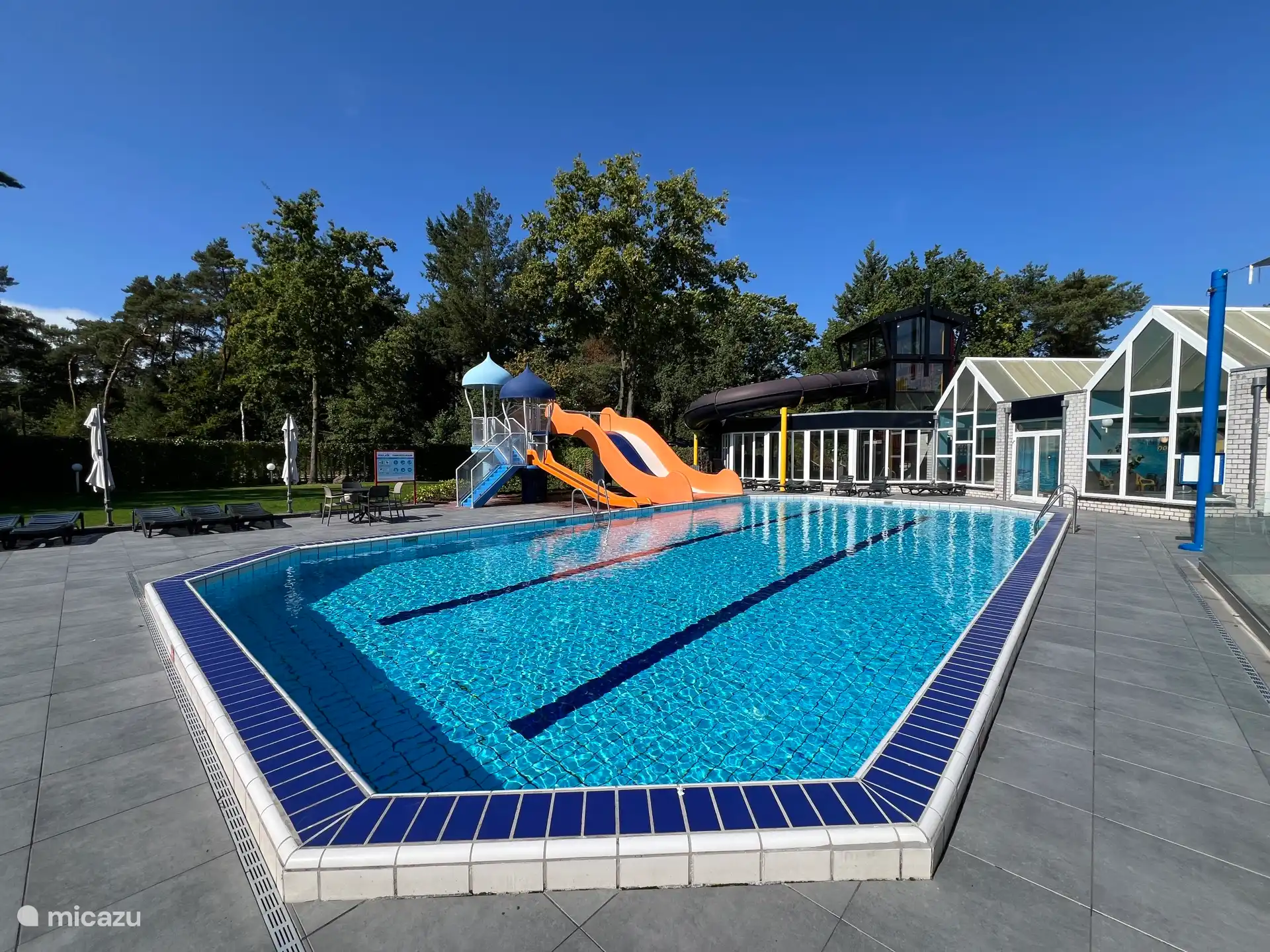 Die Schwimmanlagen sind von Anfang April bis Ende Oktober geöffnet.