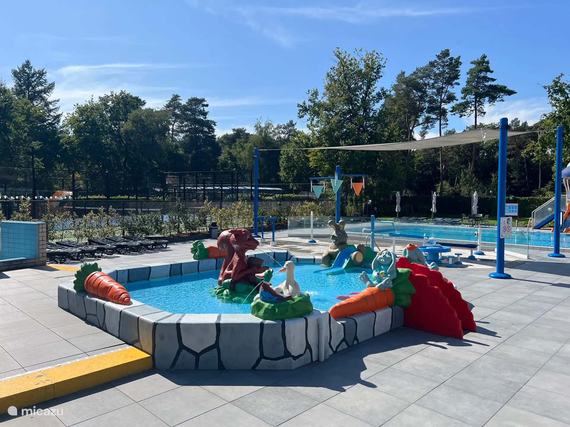 Das Kinderbecken ist 0,30 m tief.