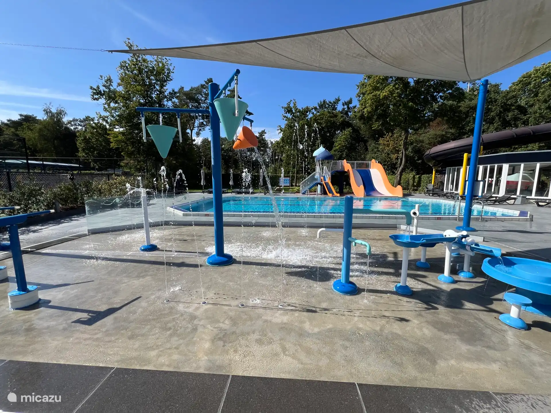 Im Spray Park gibt es jede Menge Wasserspaß: Spielen mit Wasserstrahlen, Wasserkanonen und sicheres Planschen am Wassertisch.