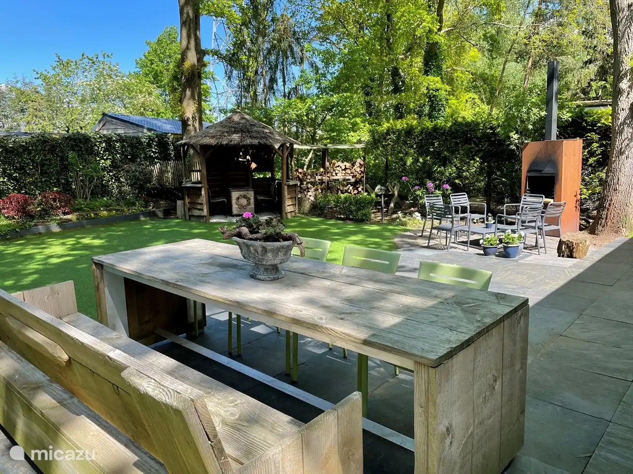 Im großzügigen Hinterhof des Robin können Sie die Ruhe und Natur genießen. Ein schöner Ort für Kinder zum Spielen.