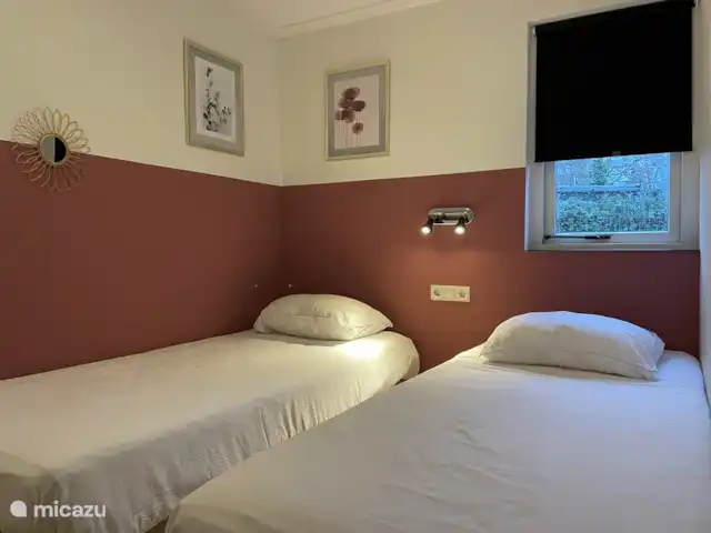 Rouge-gorge | Pays-Bas, Gueldre, Ermelo - bungalow Chambre double confortable avec lits séparés. Bien sûr avec la possibilité de glisser les lits ensemble.