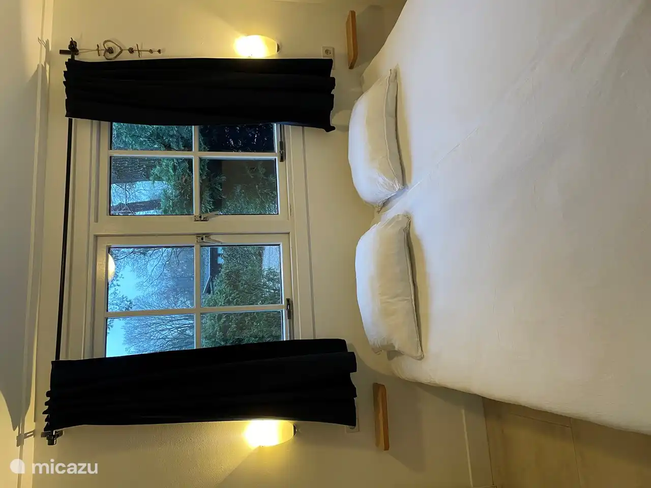 Hauptschlafzimmer mit Doppelboxspringbett.