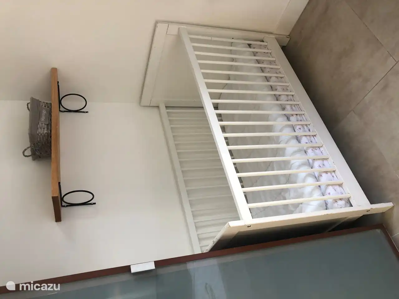 Kinderbett im Hauptschlafzimmer.