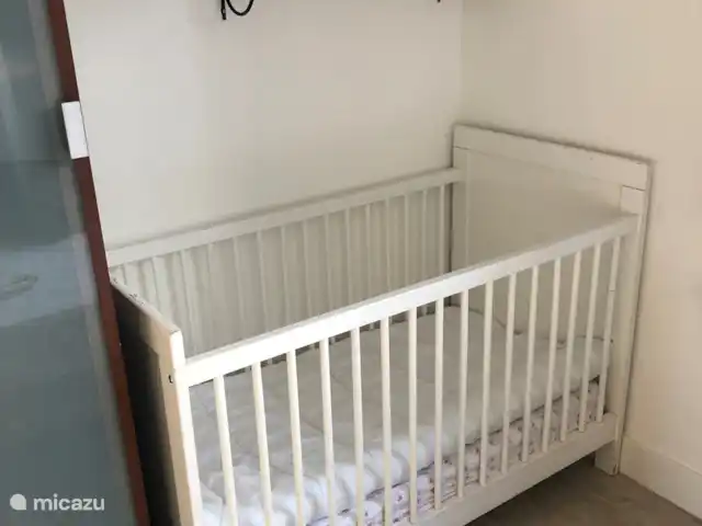 Rouge-gorge | Pays-Bas, Gueldre, Ermelo - bungalow Lit bébé dans la chambre parentale.