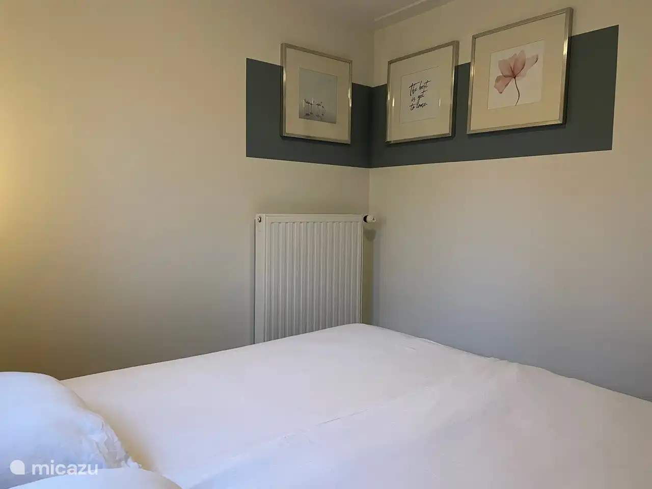 Hauptschlafzimmer mit 'Kunst' an der Wand.